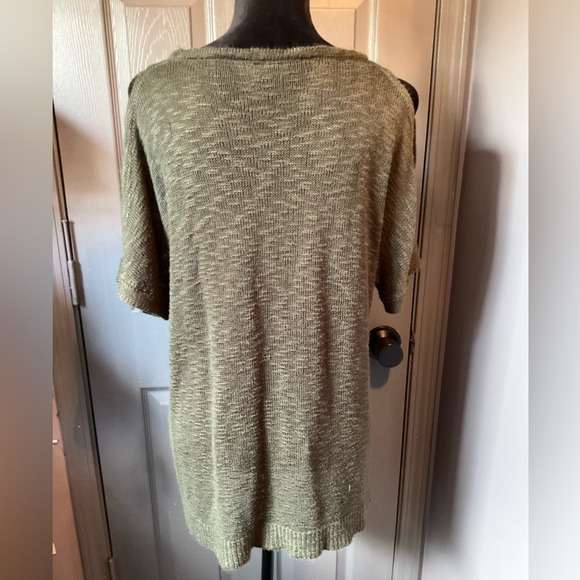 Torrid size 1 army green collar with keyhole and cold shoulder - Picture 2 of 5